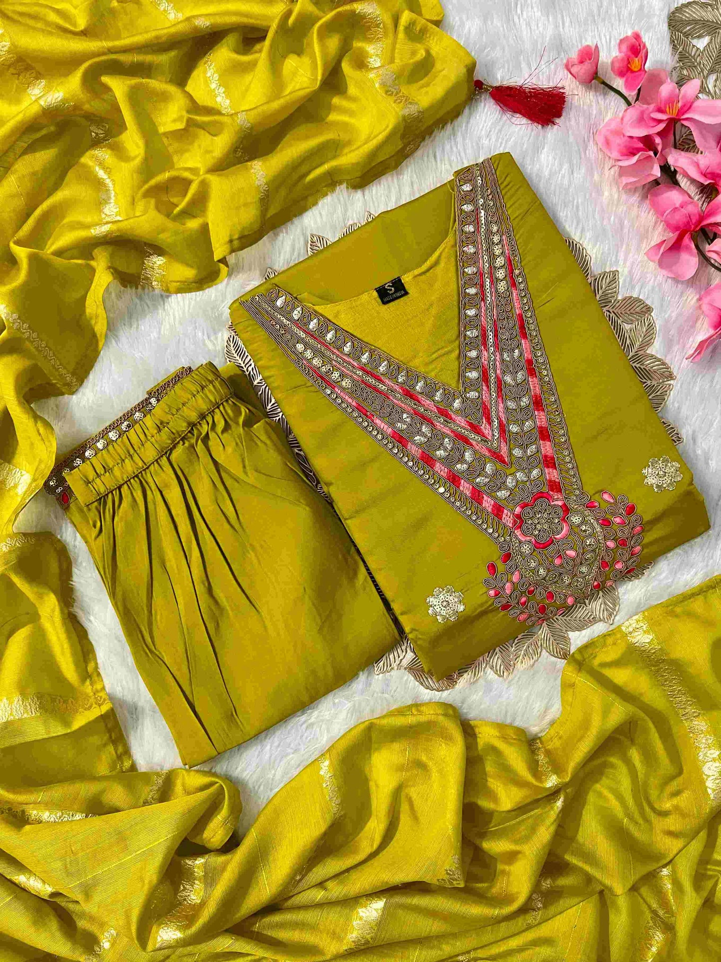 Elegant Embroidered Kurti Set ✨